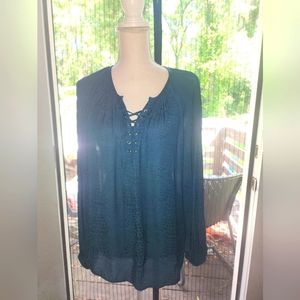 Jennifer Lopez used teal laceup printed top